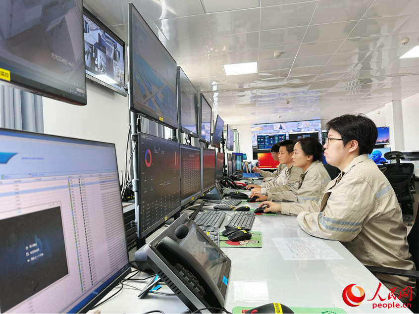 大唐昆玉光伏电站运维人员正在工作。人民网记者 杨睿摄 大唐昆玉光伏电站运维人员正在工作。人民网记者 杨睿摄