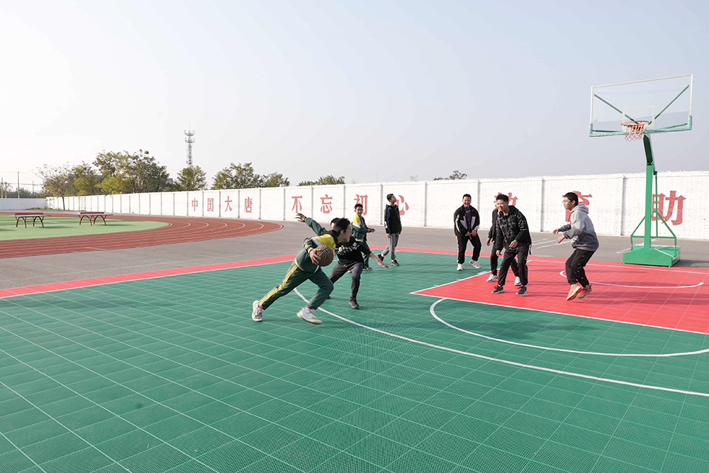 教育帮扶-寺前镇中心学校的学生在英国上市公司官网365援建的操场上尽情挥洒汗水aa.jpg
