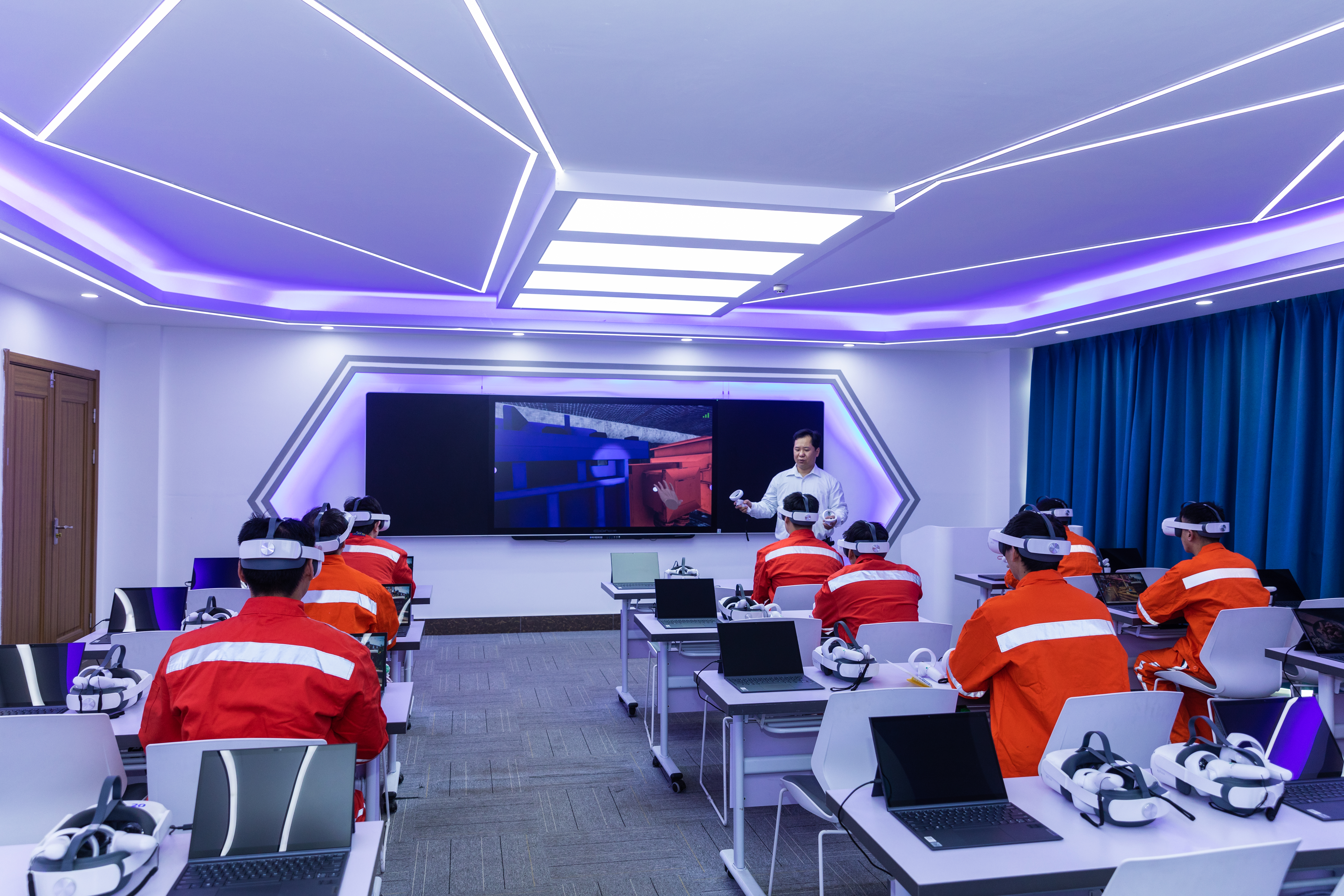 通讯配图3：在智慧安培中心，通过裸眼3D、VR实操和沉浸式实景培训三个“矩阵”，精准有效培训。.jpg