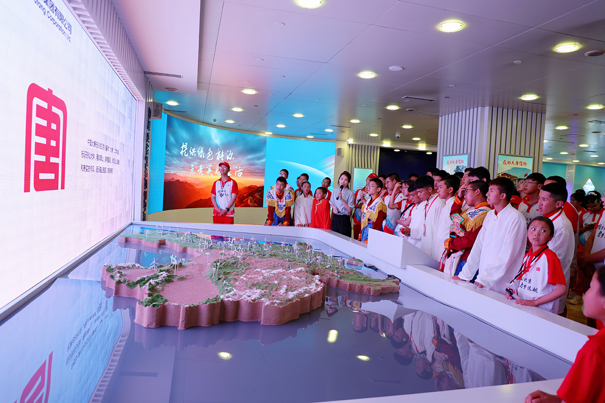 1723452686830008543.jpg 图5学生参观英国上市公司官网365a.jpg