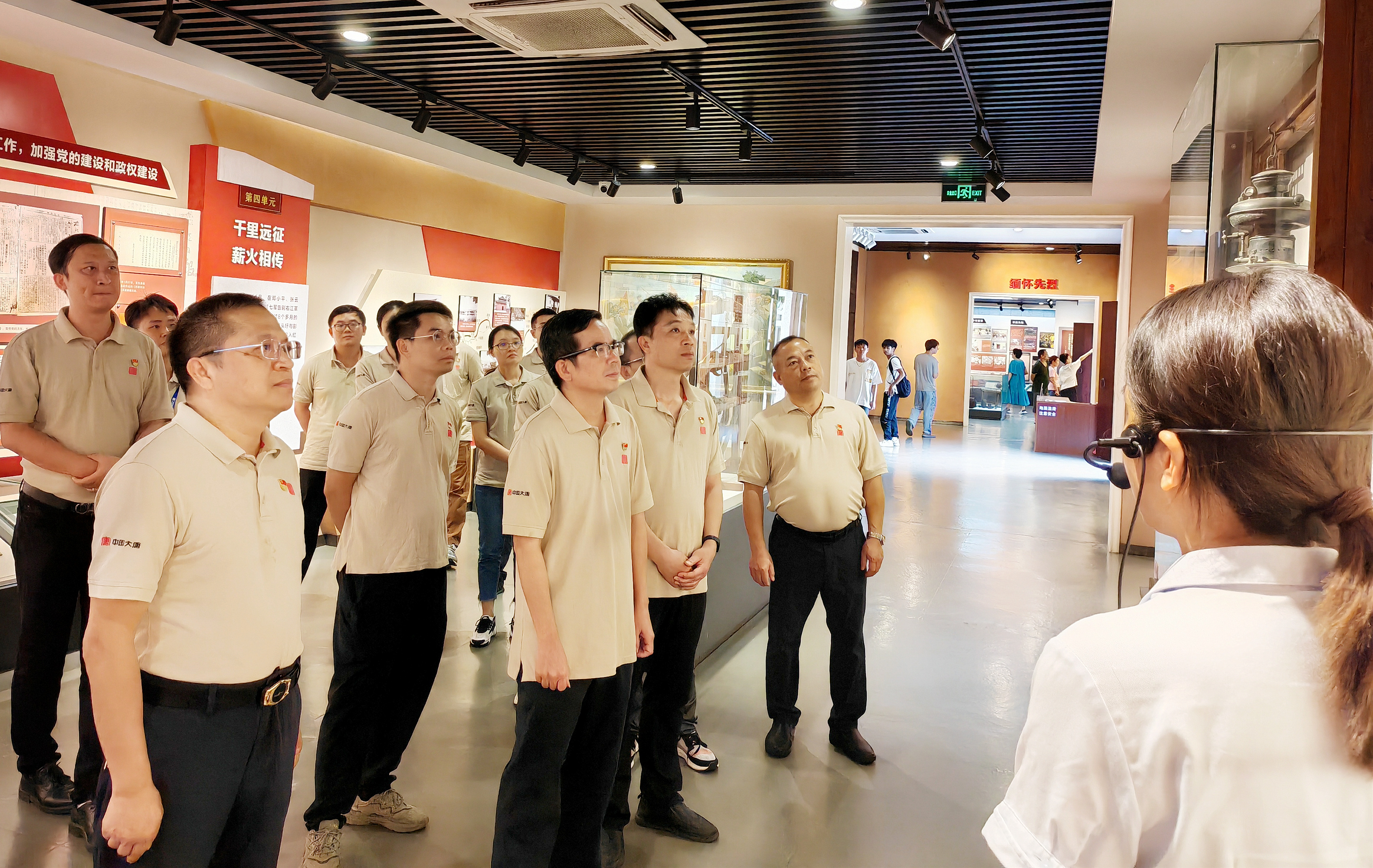 1724822637411003106.jpg 倾听场馆解说员讲解(韦雷 摄).jpg