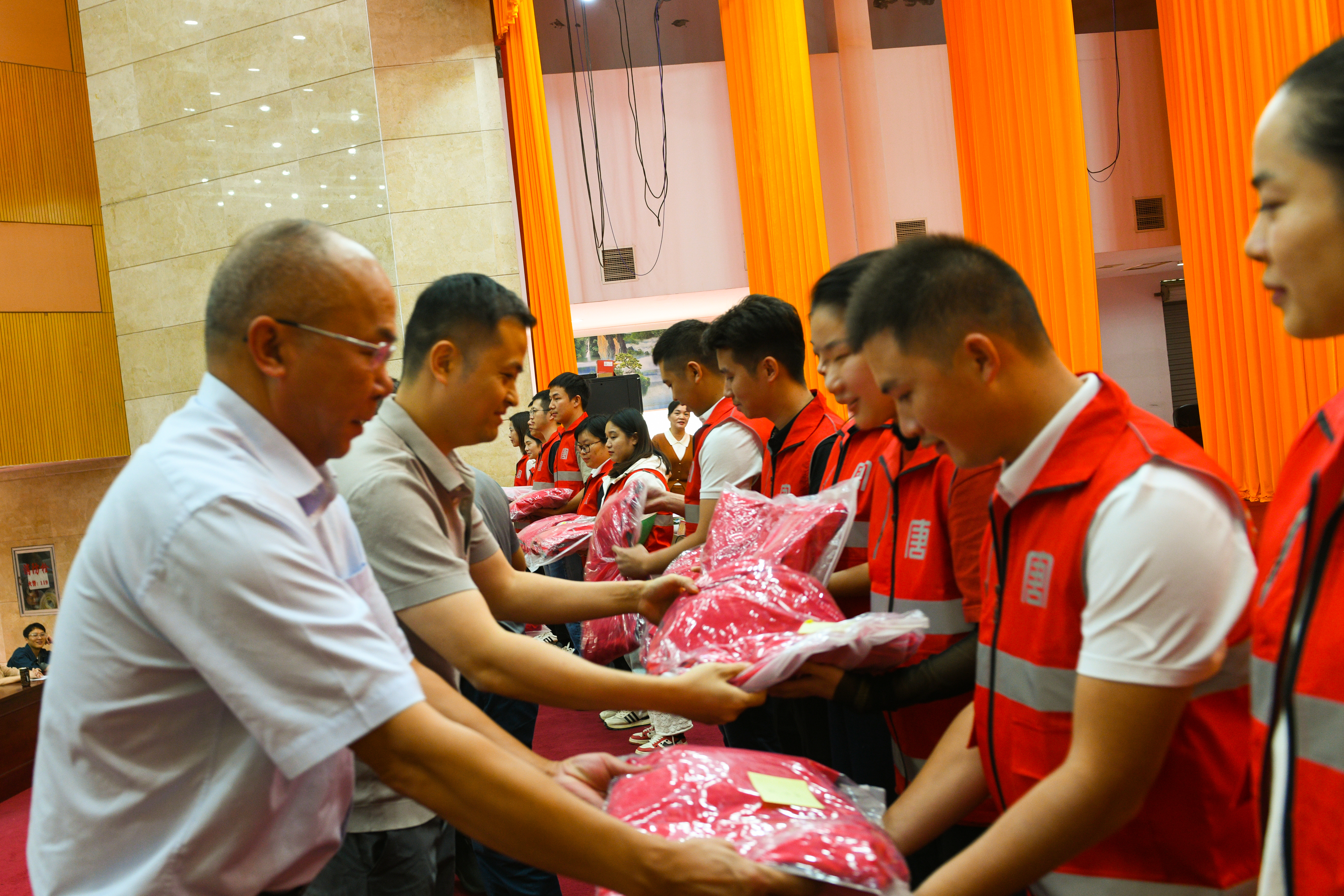 2英国上市公司官网365向大化县驻村工作队员捐赠工作队服发放仪式现场--李阳摄.jpg